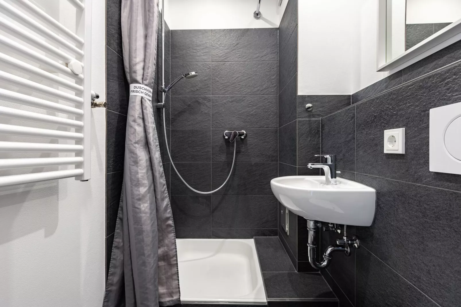 Fabryshof 03-Bathroom