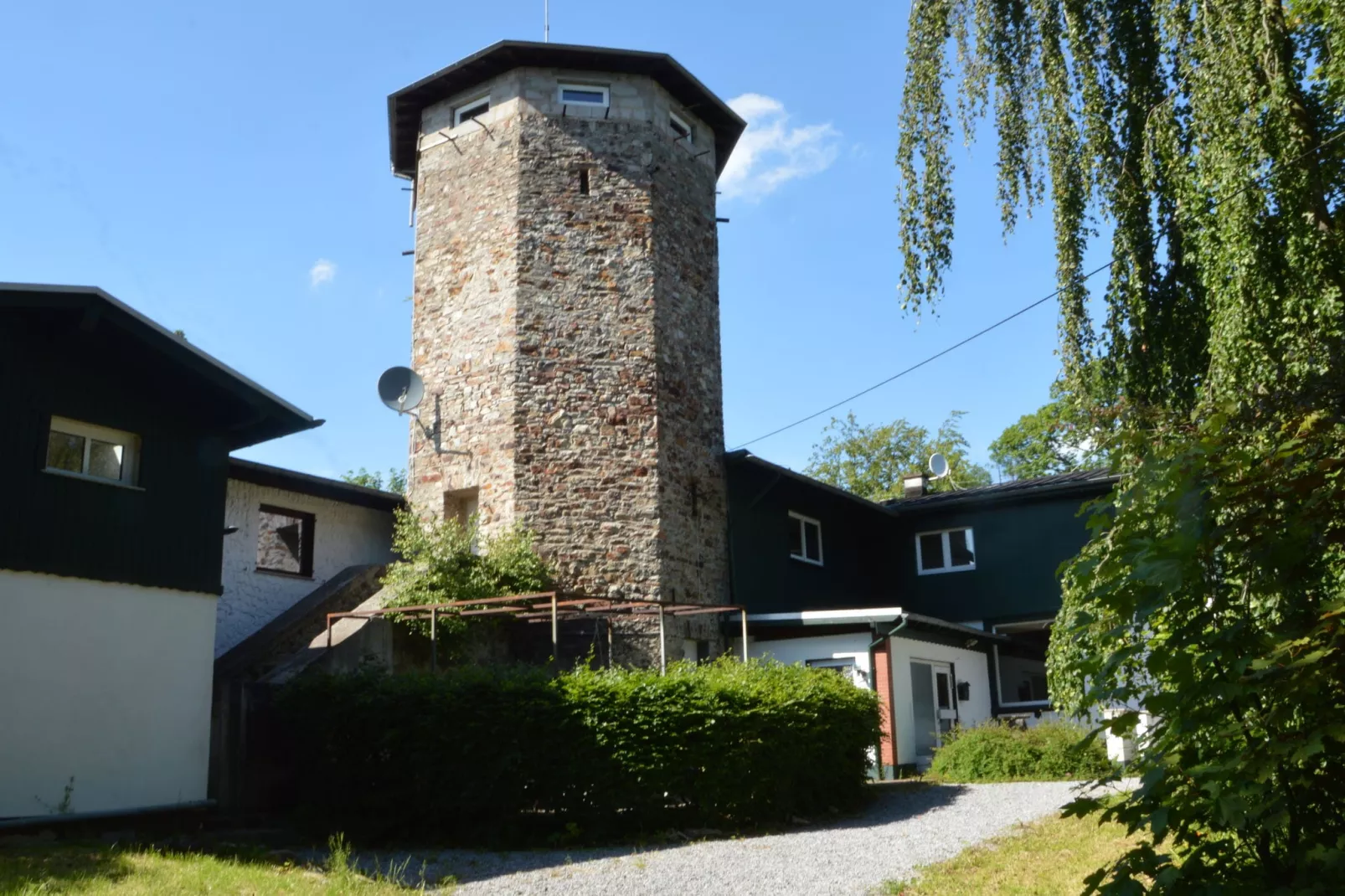 Schöne Aussicht mit Turm-Exterior summer