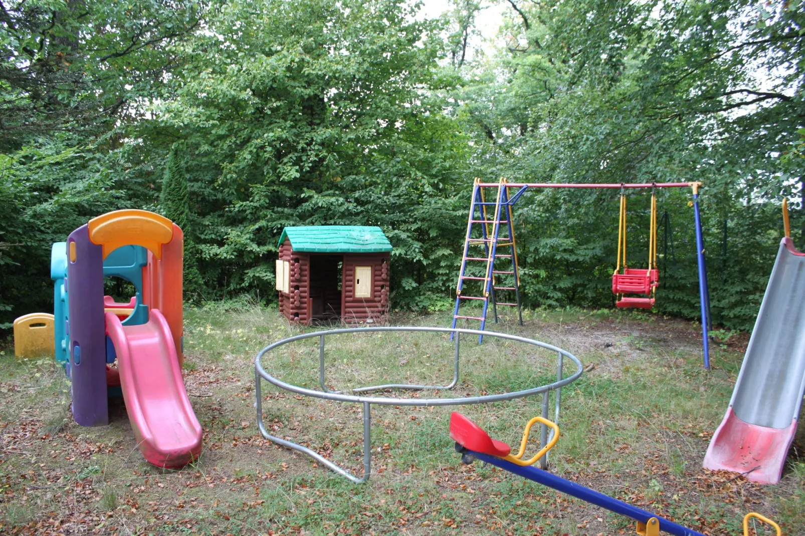 Schöne Aussicht mit Turm-Facilities