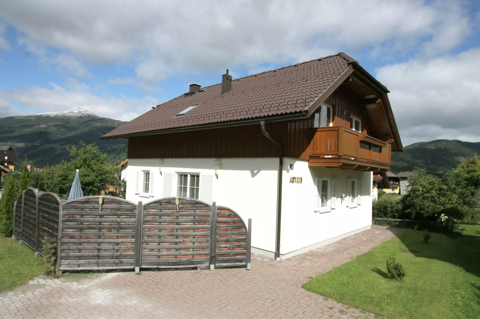 Astrid-Exterior summer