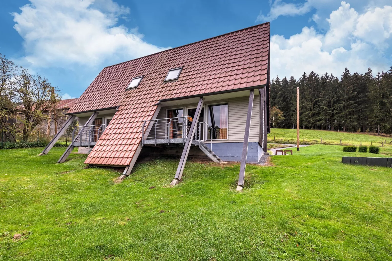 Dachsbau-Exterior summer