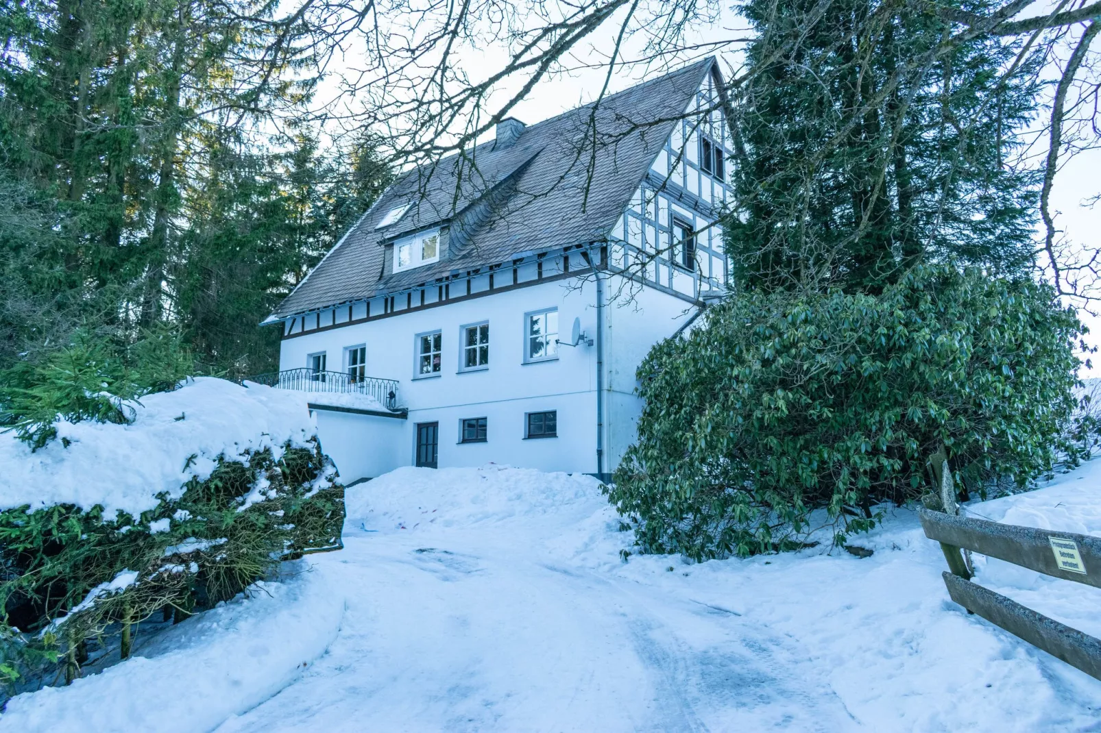 Idyllic holiday home near the ski area-Exterior winter
