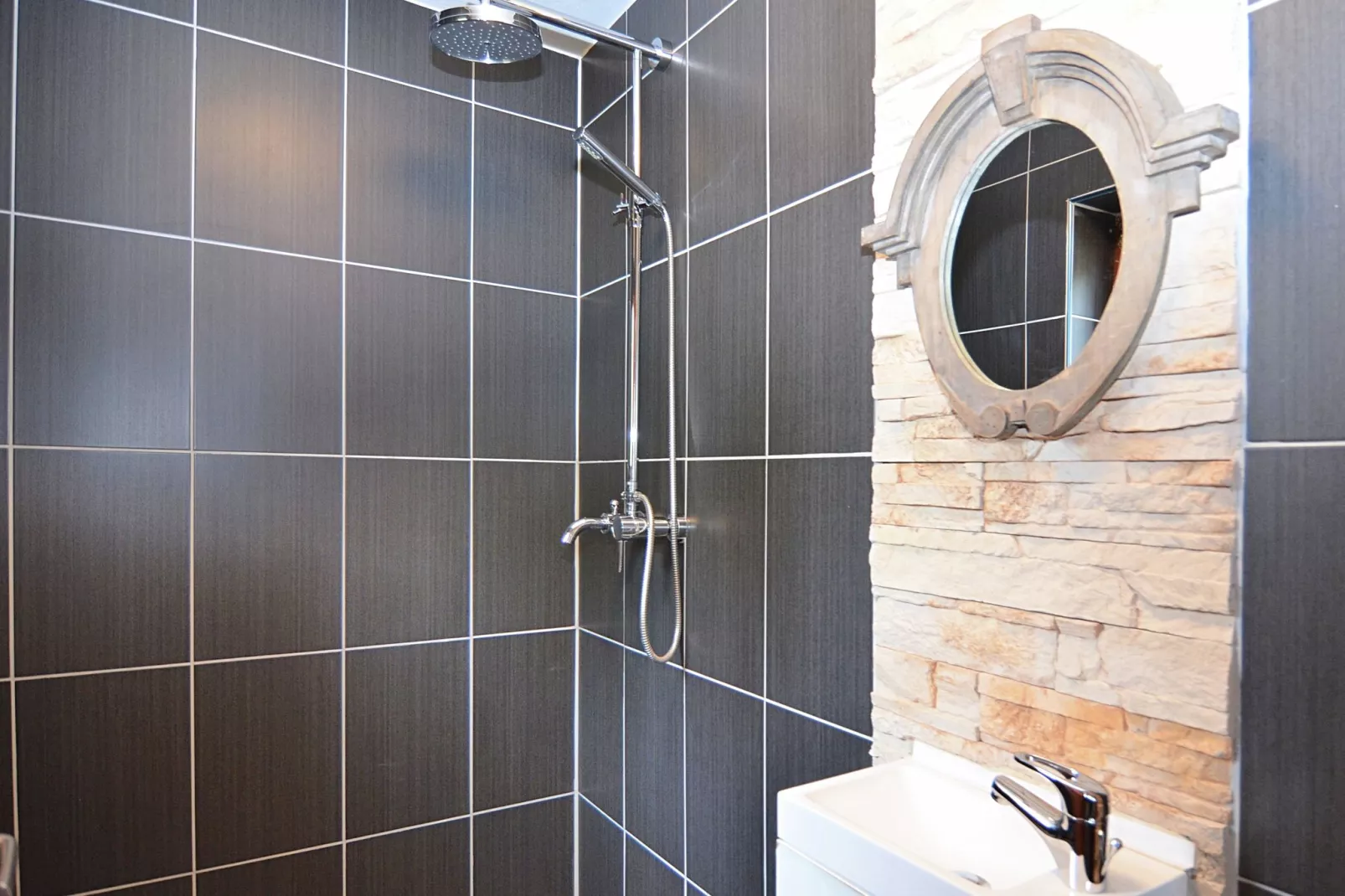Idyllic holiday home near the ski area-Bathroom