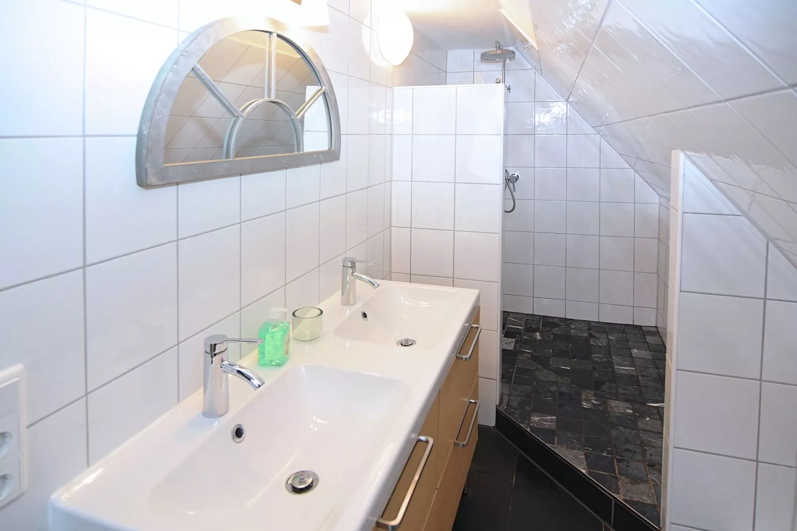 Idyllic holiday home near the ski area-Bathroom