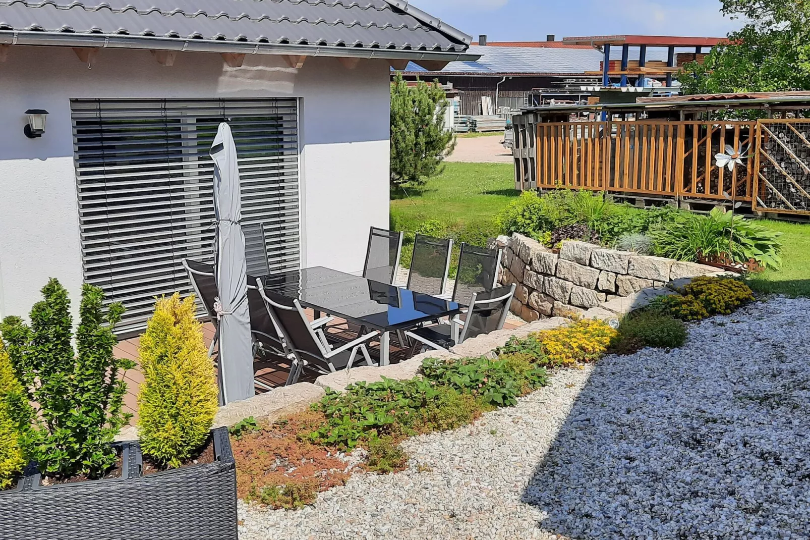 Has'n Res-Exterior in summer