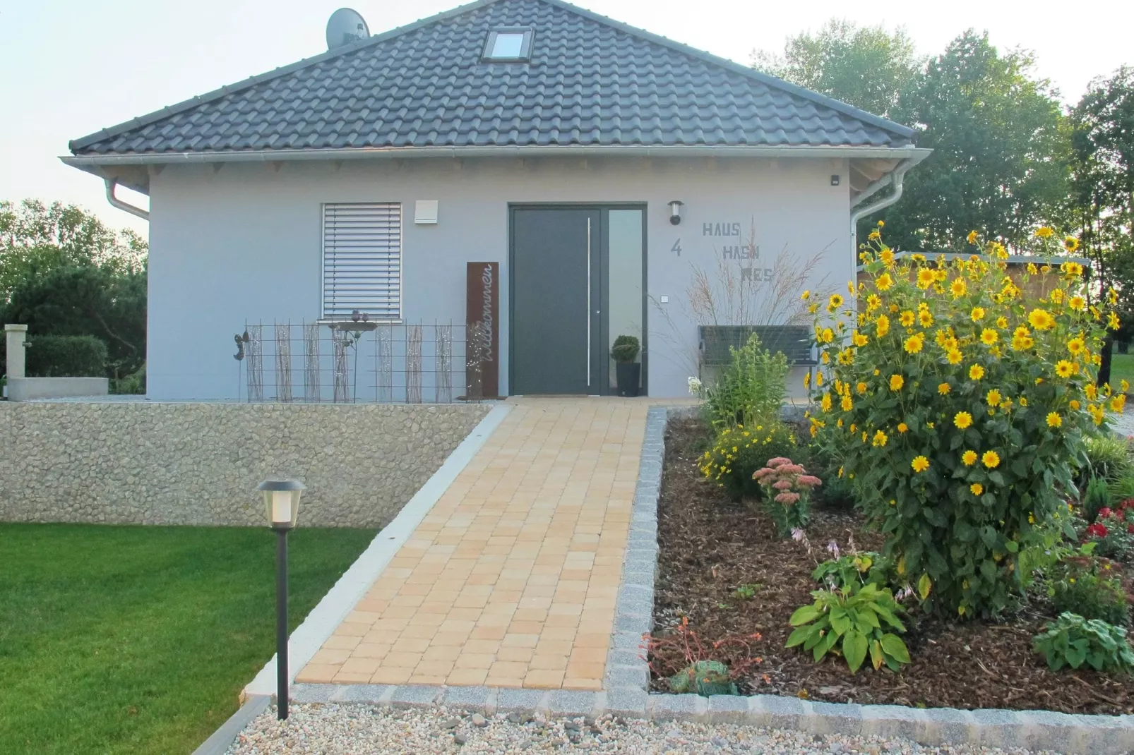 Has'n Res-Exterior in summer