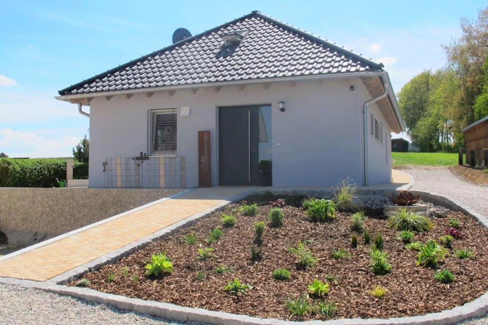 Has'n Res-Exterior in summer