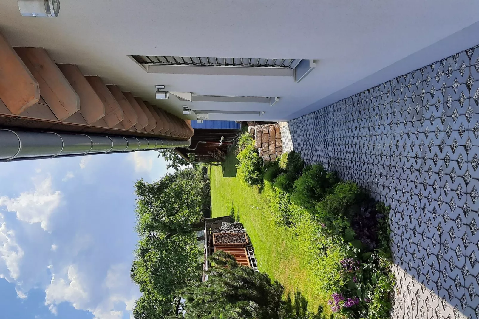 Has'n Res-Exterior in summer