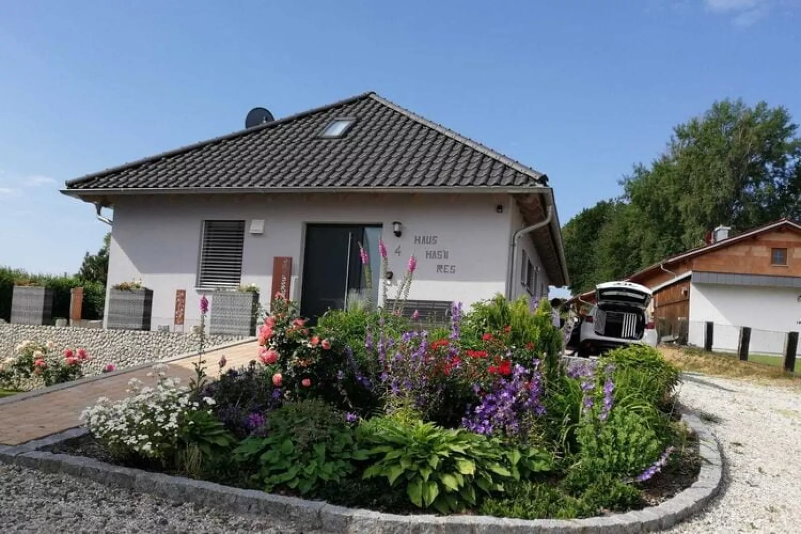 Has'n Res-Exterior in summer