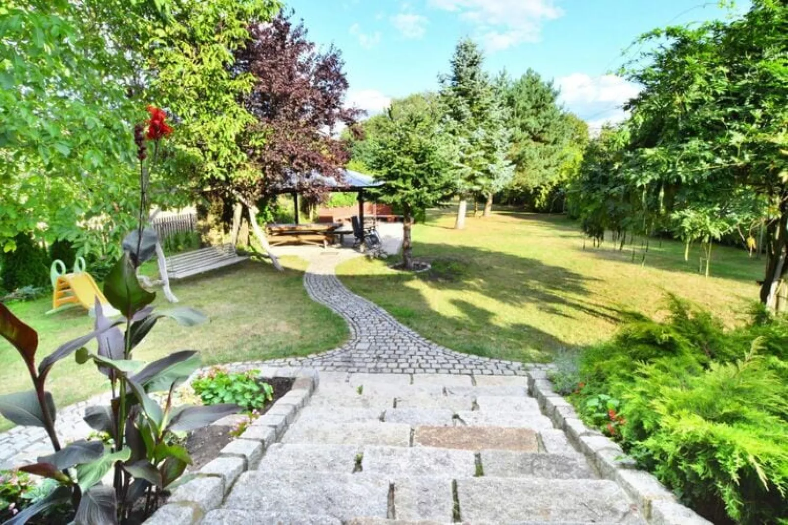 Dom wakacyjny nad jeziorem Oswino-Gardens summer