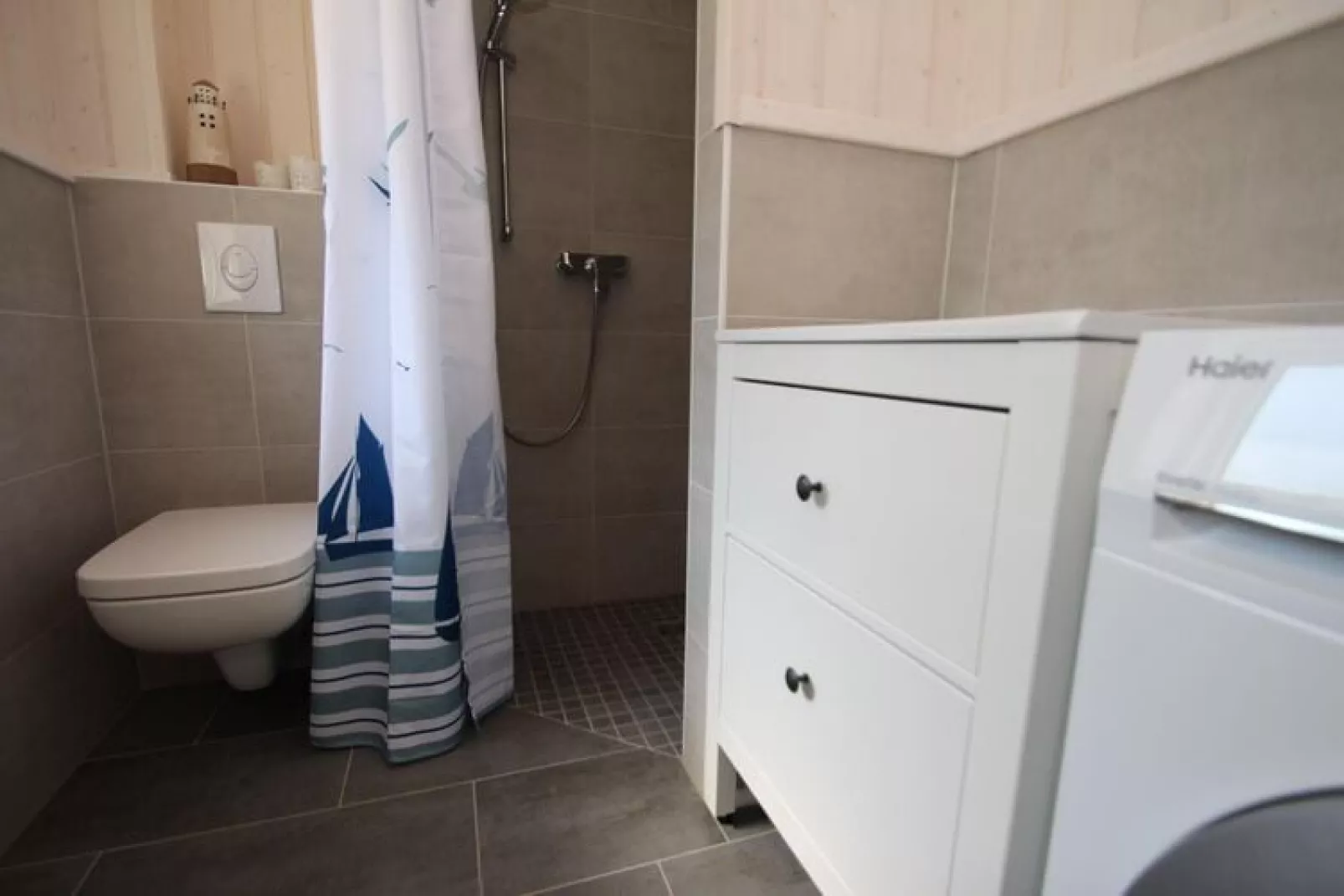 Poolhaus 140 qm-Bathroom