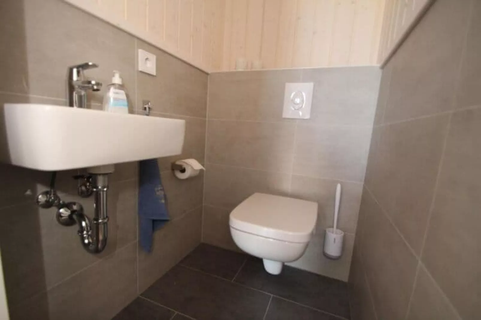 Poolhaus 140 qm-Bathroom