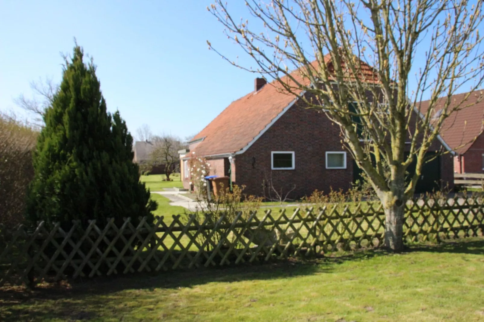 Ferienhaus mit großem Grundstück in Friederikensiel-Extérieur été