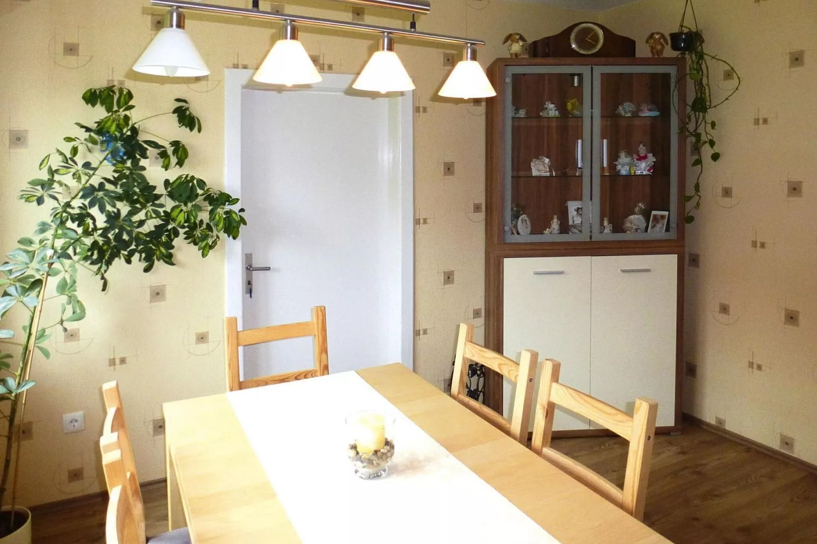 Ferienhaus mit großem Grundstück in Friederikensiel-Salle à manger
