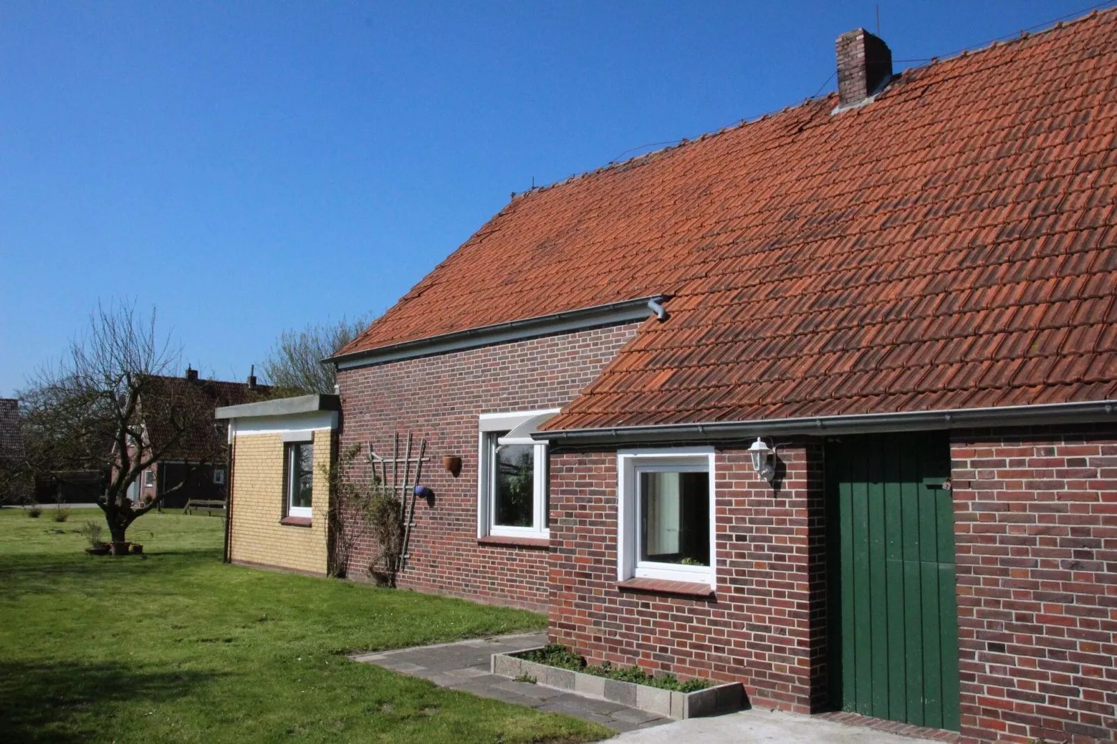 Ferienhaus mit großem Grundstück in Friederikensiel-Jardin d'été