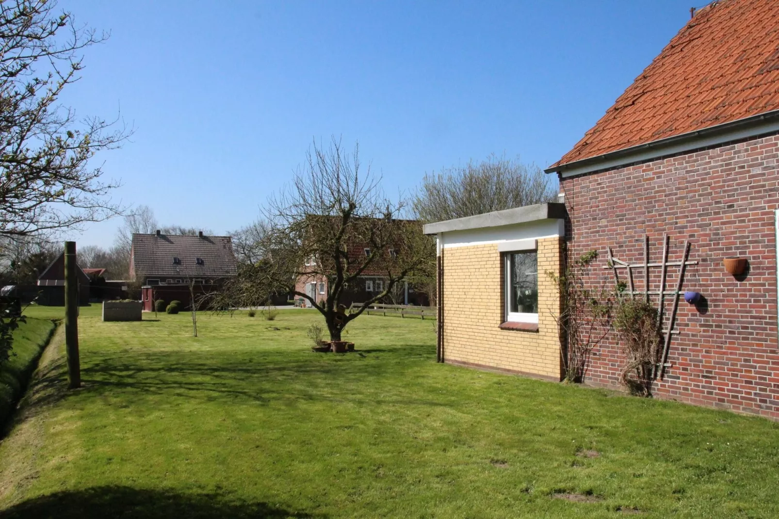 Ferienhaus mit großem Grundstück in Friederikensiel-Jardin d'été