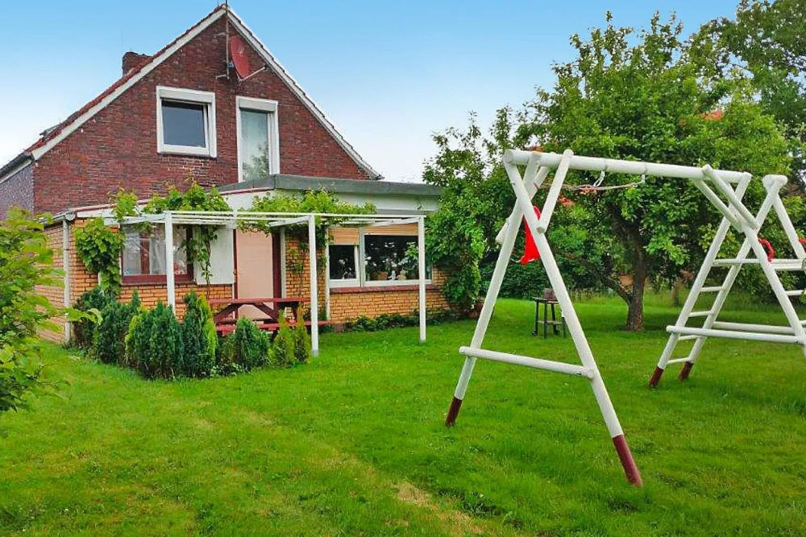 Ferienhaus mit großem Grundstück in Friederikensiel-Jardin d'été