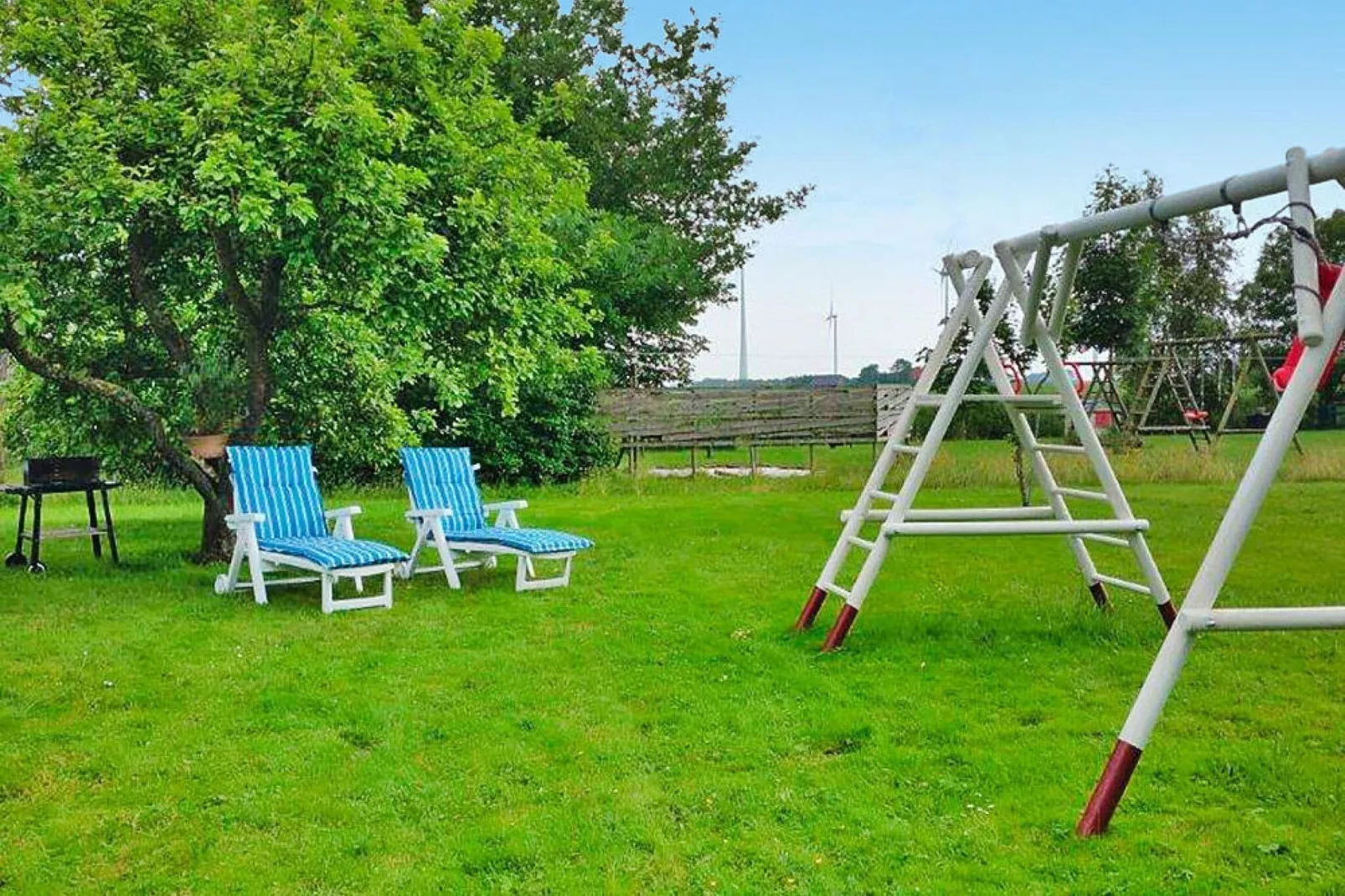 Ferienhaus mit großem Grundstück in Friederikensiel-Jardin d'été