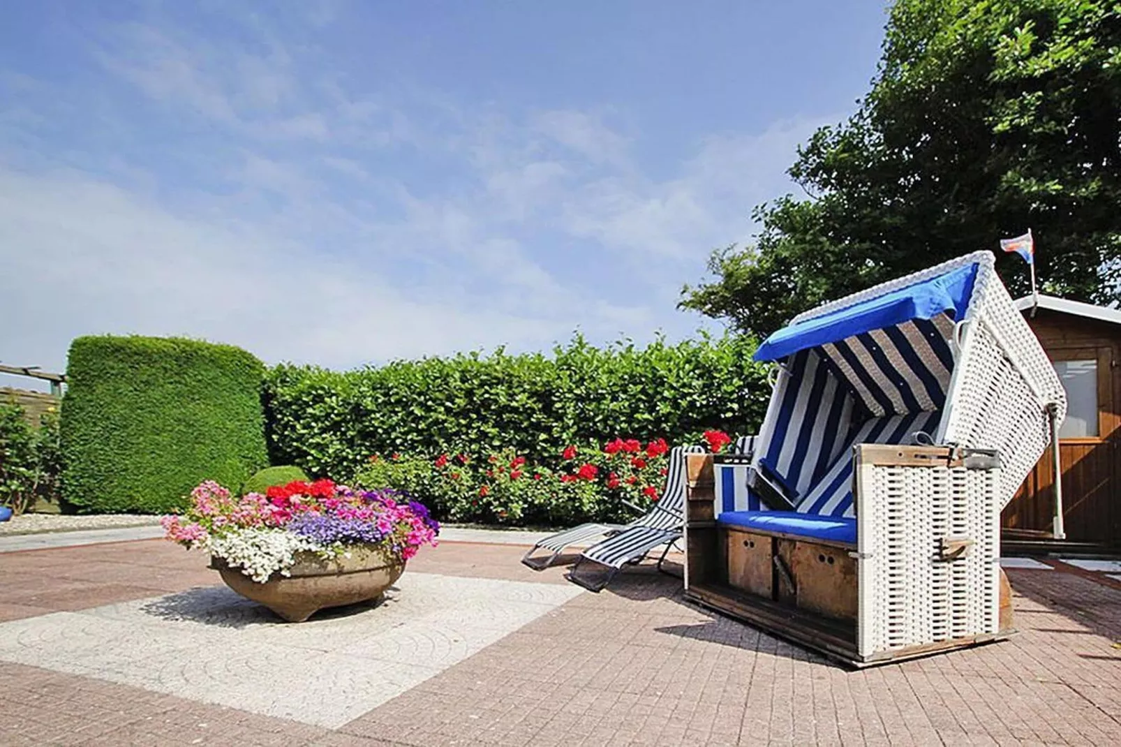 Bungalow mit großer Terrasse in Dornumersiel-Jardin d'été