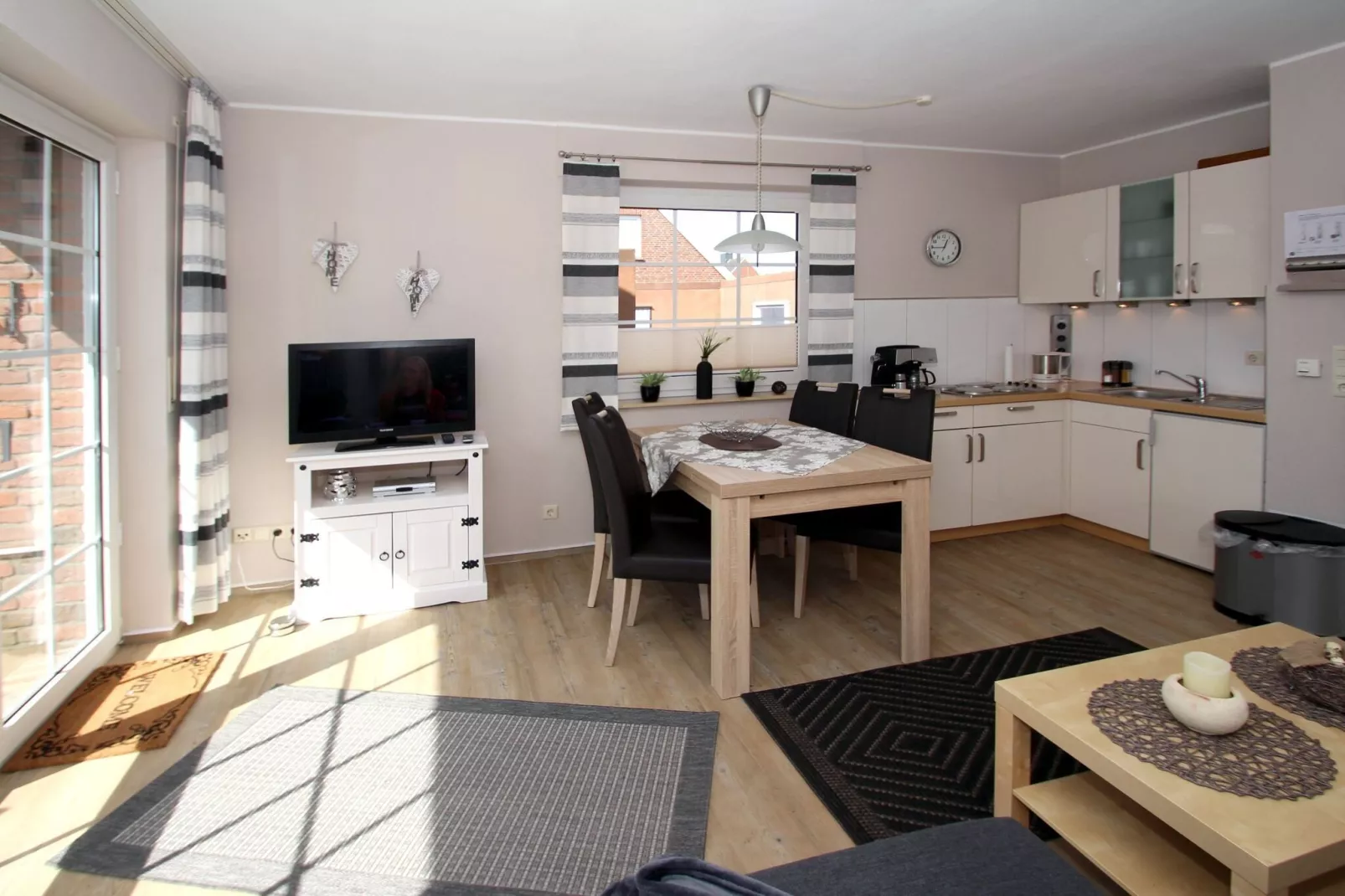 Ferienwohnung mit Sonnenterrasse in Dornumersiel-Dining room