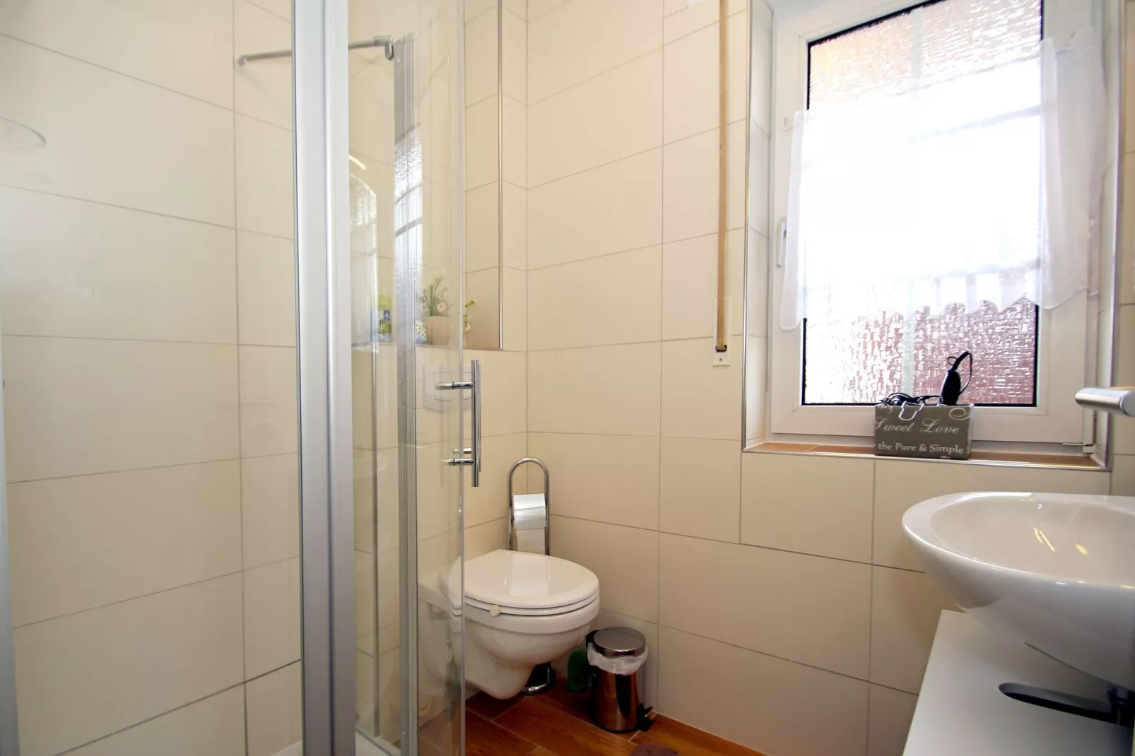 Ferienwohnung mit Sonnenterrasse in Dornumersiel-Bathroom