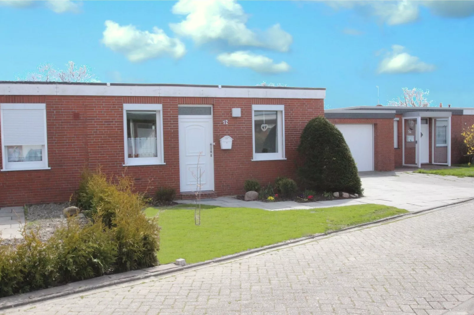 Reihenbungalow mit Terrasse in Dornumersiel-Exterior summer