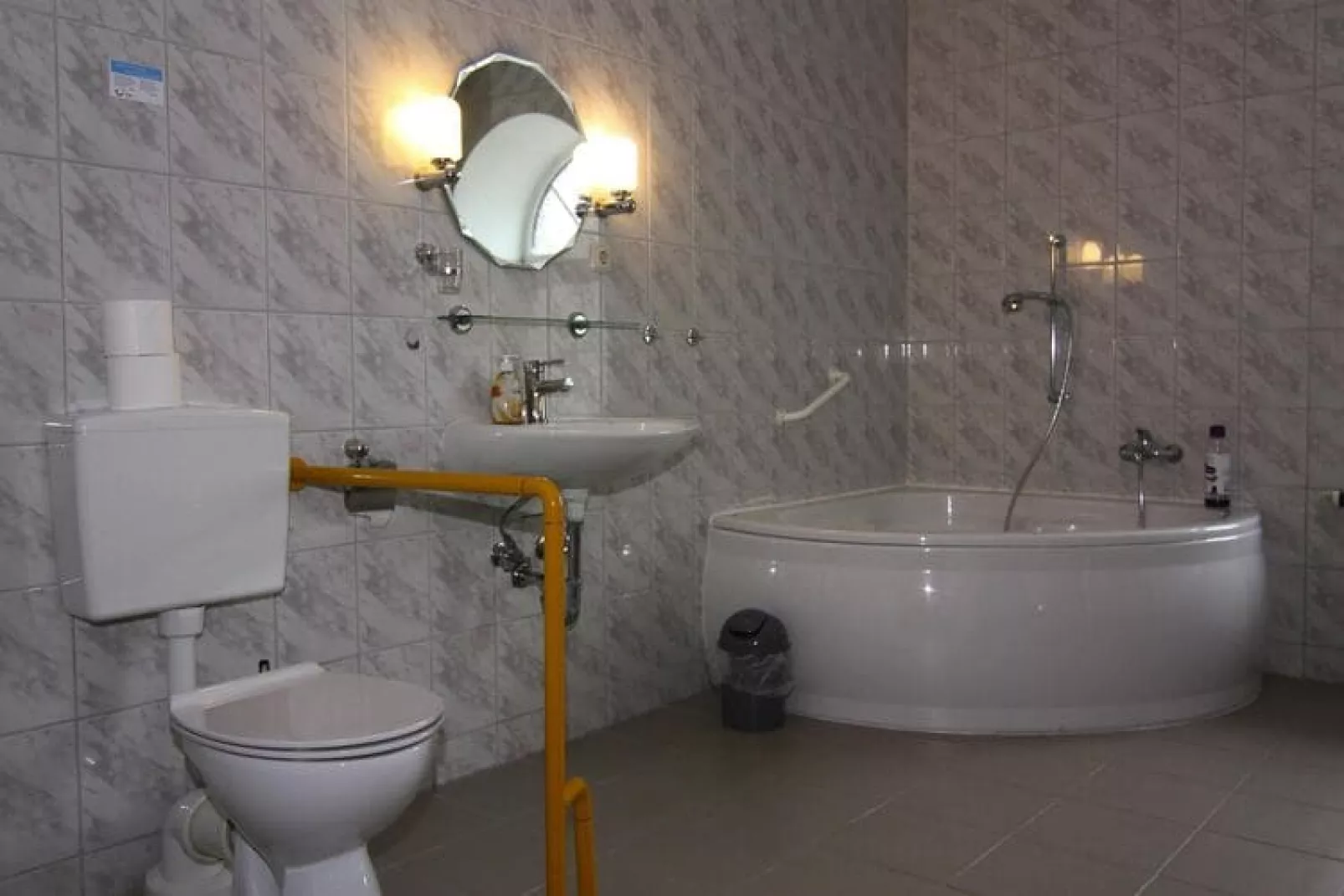4-Raum-App DUWanne G-WC110 qm 7 Pers-Badezimmer
