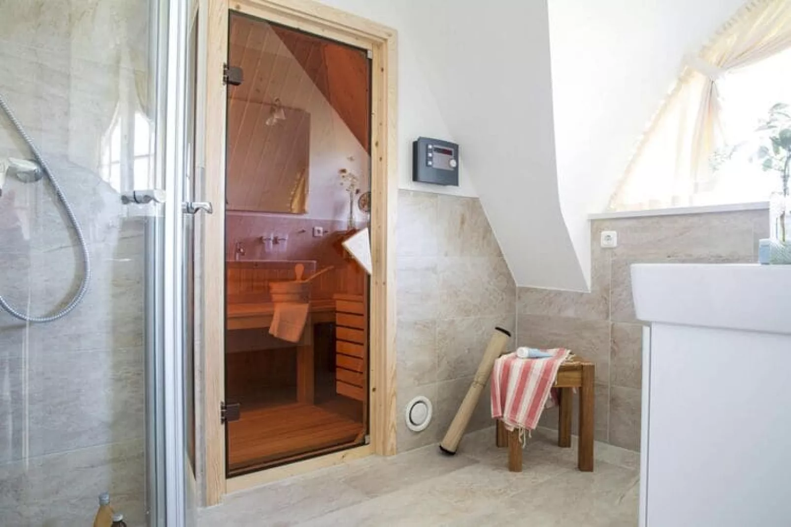 Haubenlerche 14-Bathroom