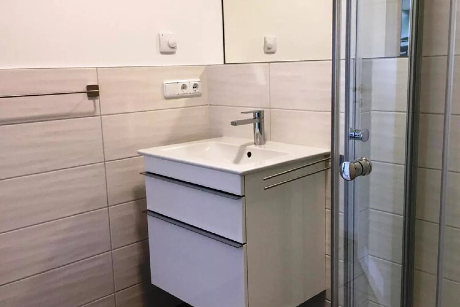 EG Rechts Haus 4 Nr 10-Badezimmer