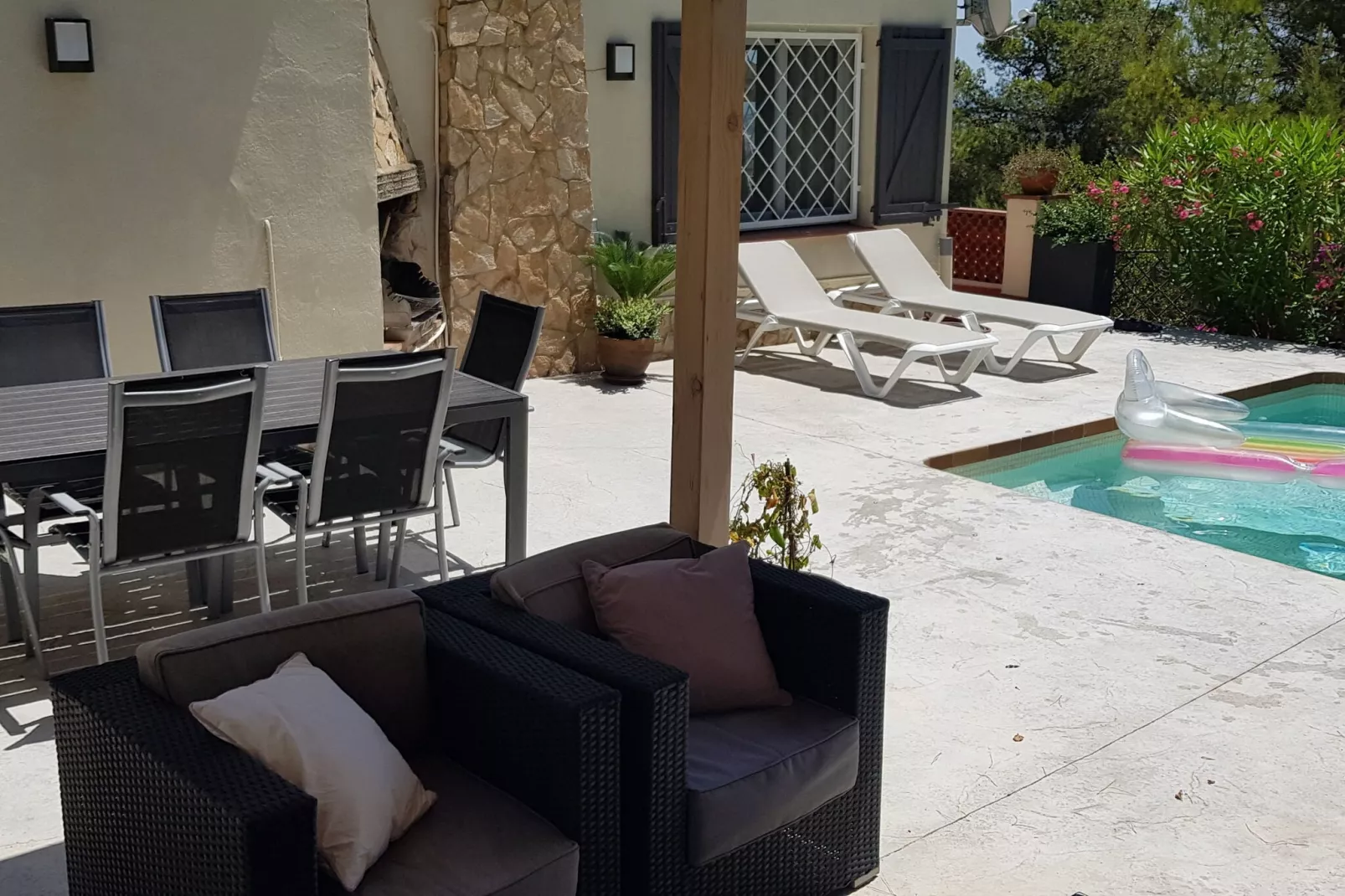 Colom-Exterior summer
