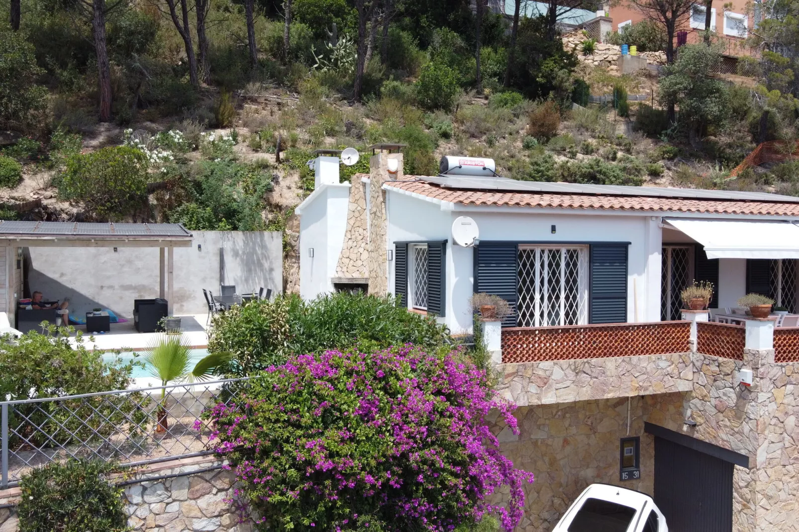 Colom-Exterior summer