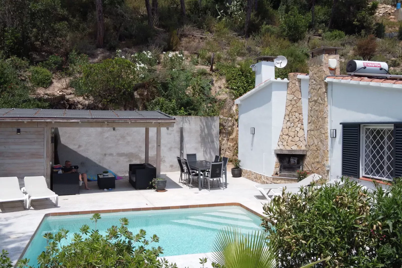 Colom-Exterior summer