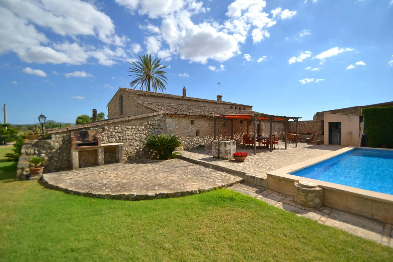 Albadallet-Exterior summer