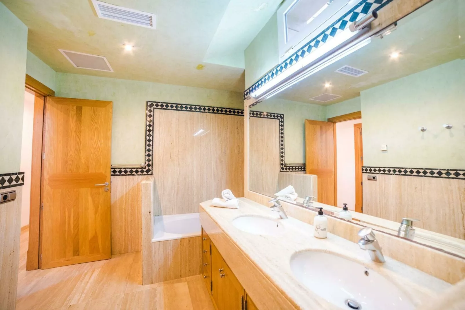 Bonaire-Bathroom