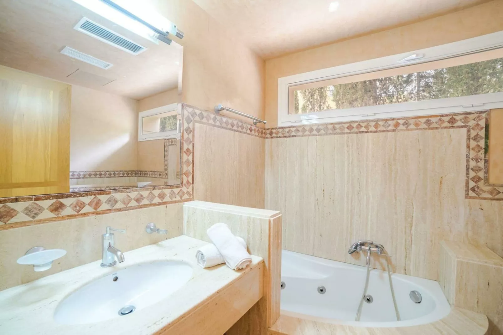 Bonaire-Bathroom