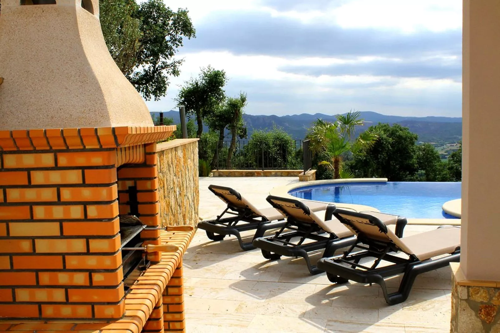 Ojo Azul-Facilities