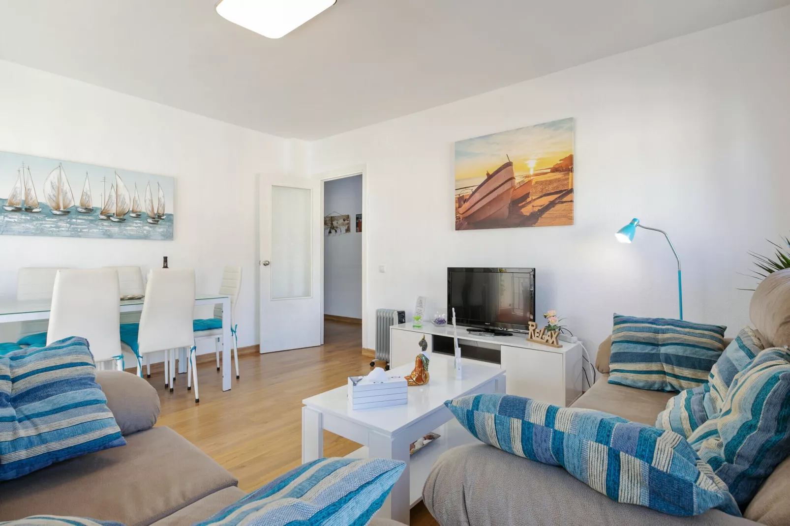 Cozy apartment-Living room