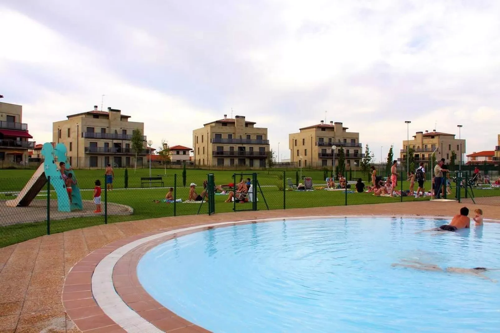 Cirueña Campo de Golf-Schwimmbad