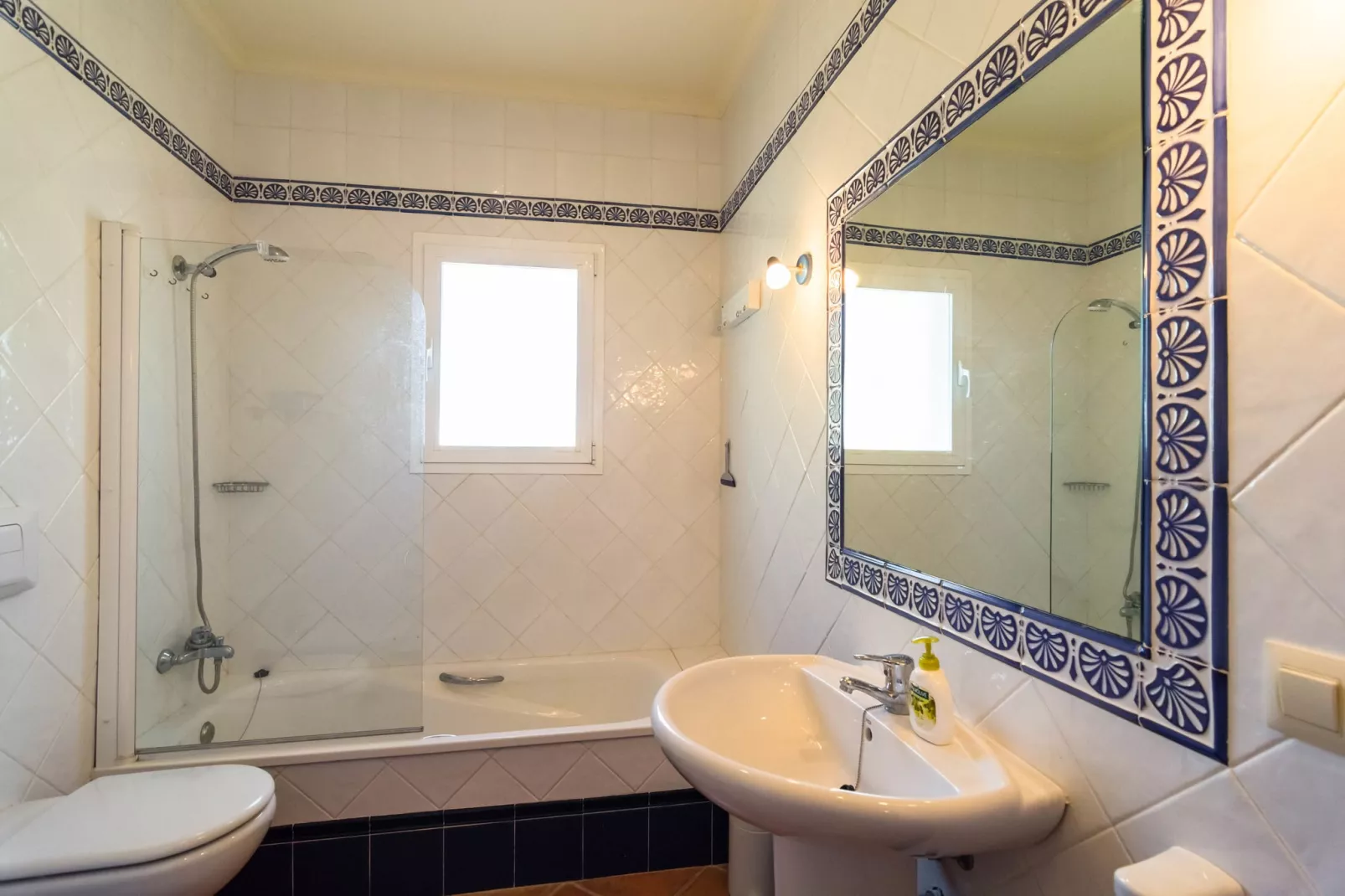 Casa Camelias-Bathroom