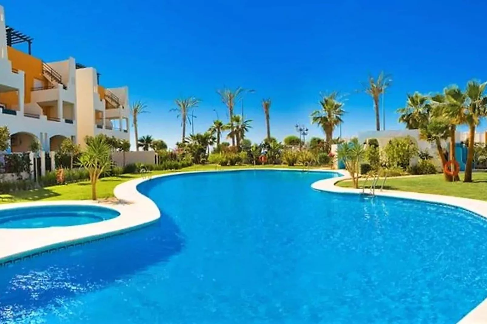 Bajo con terraza y acceso directo a piscina comunitaria-Pool