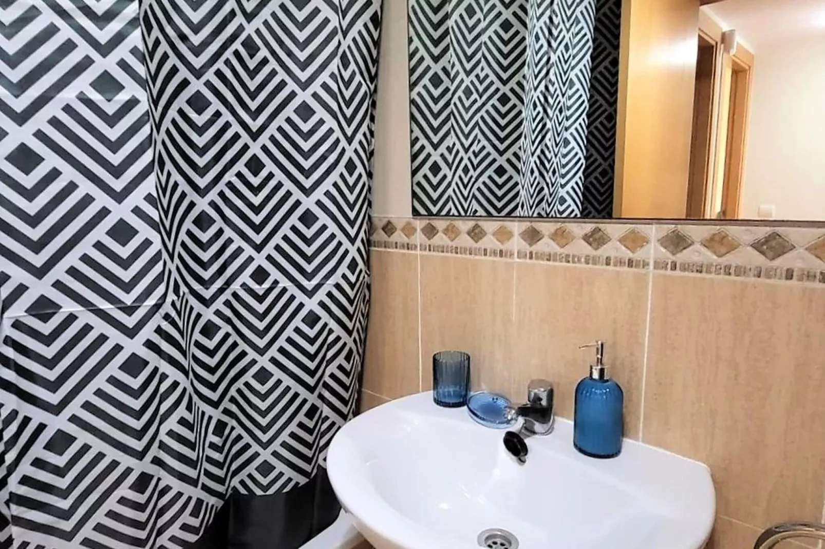 Bajo con terraza y acceso directo a piscina comunitaria-Bathroom
