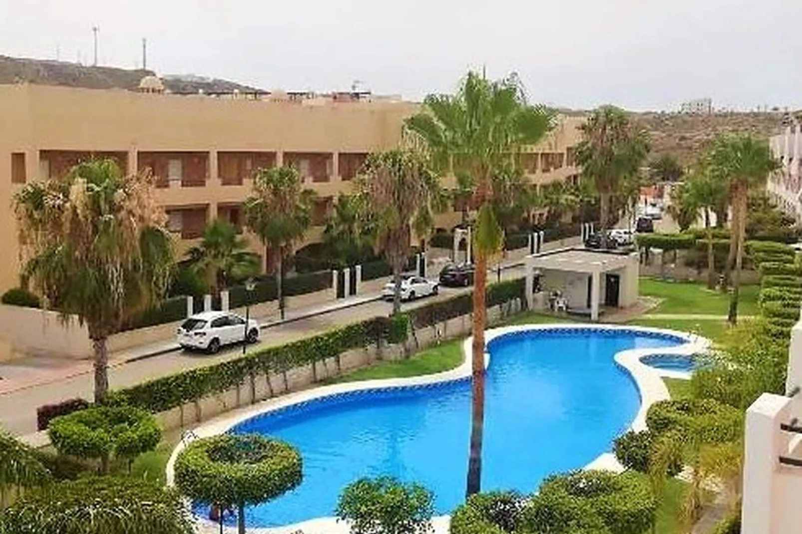 Bajo con terraza y acceso directo a piscina comunitaria-Gardens summer