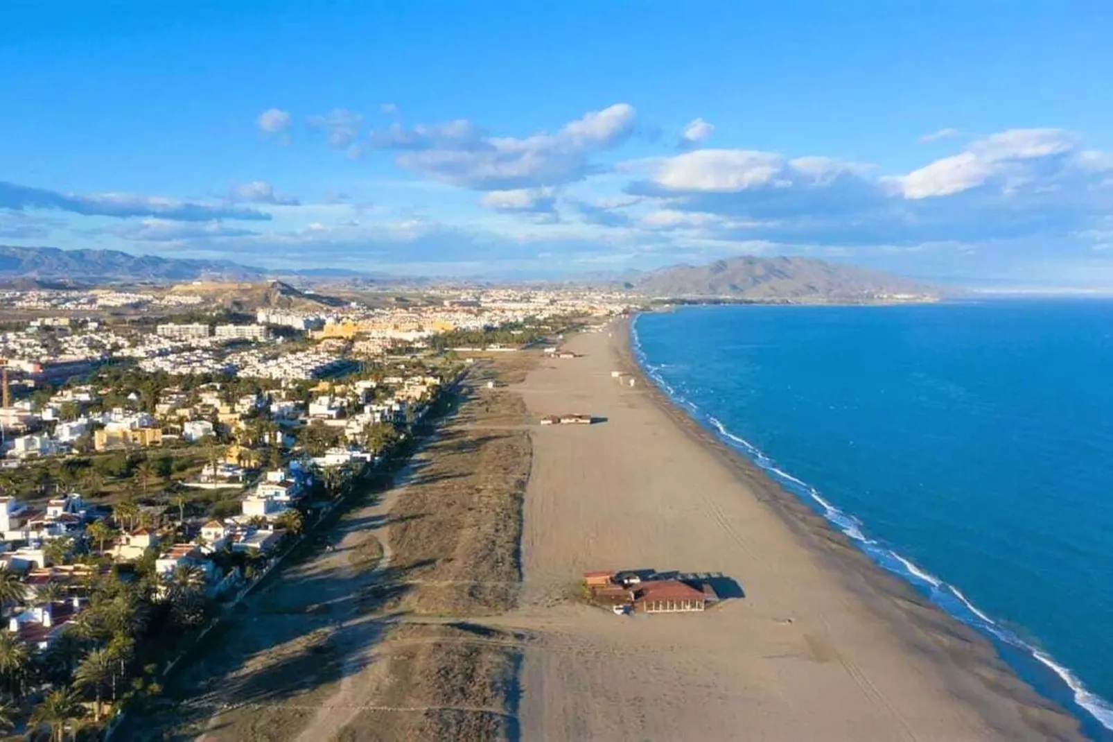 Bajo con terraza y acceso directo a piscina comunitaria-Areas summer 5km
