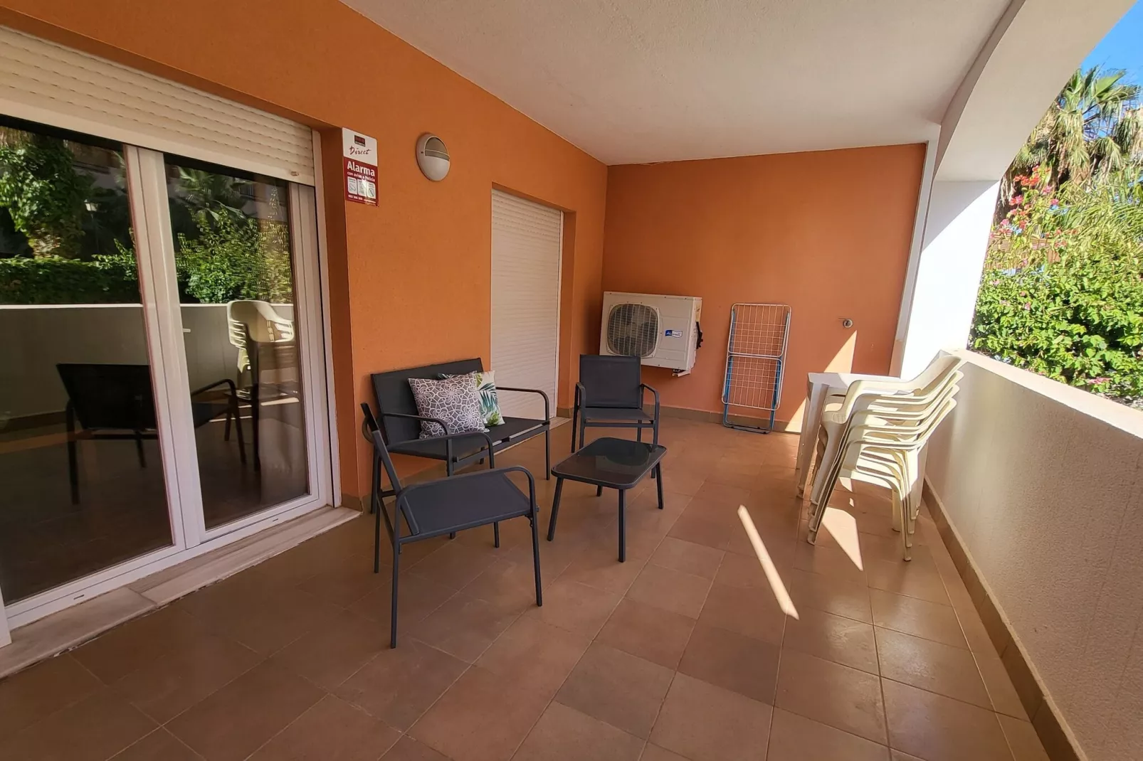Bajo con terraza y acceso directo a piscina comunitaria-Terrace balcony