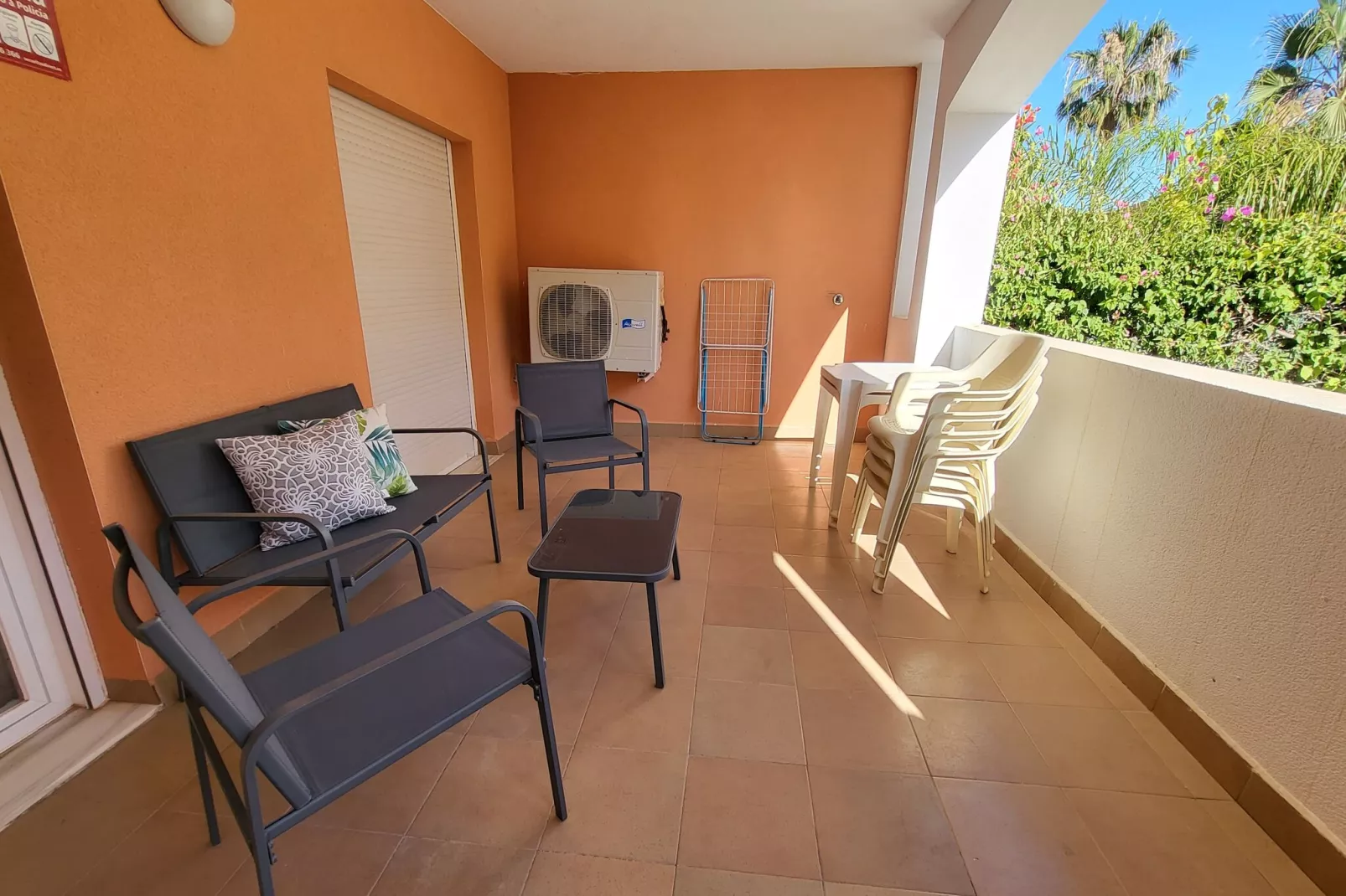 Bajo con terraza y acceso directo a piscina comunitaria-Terrace balcony