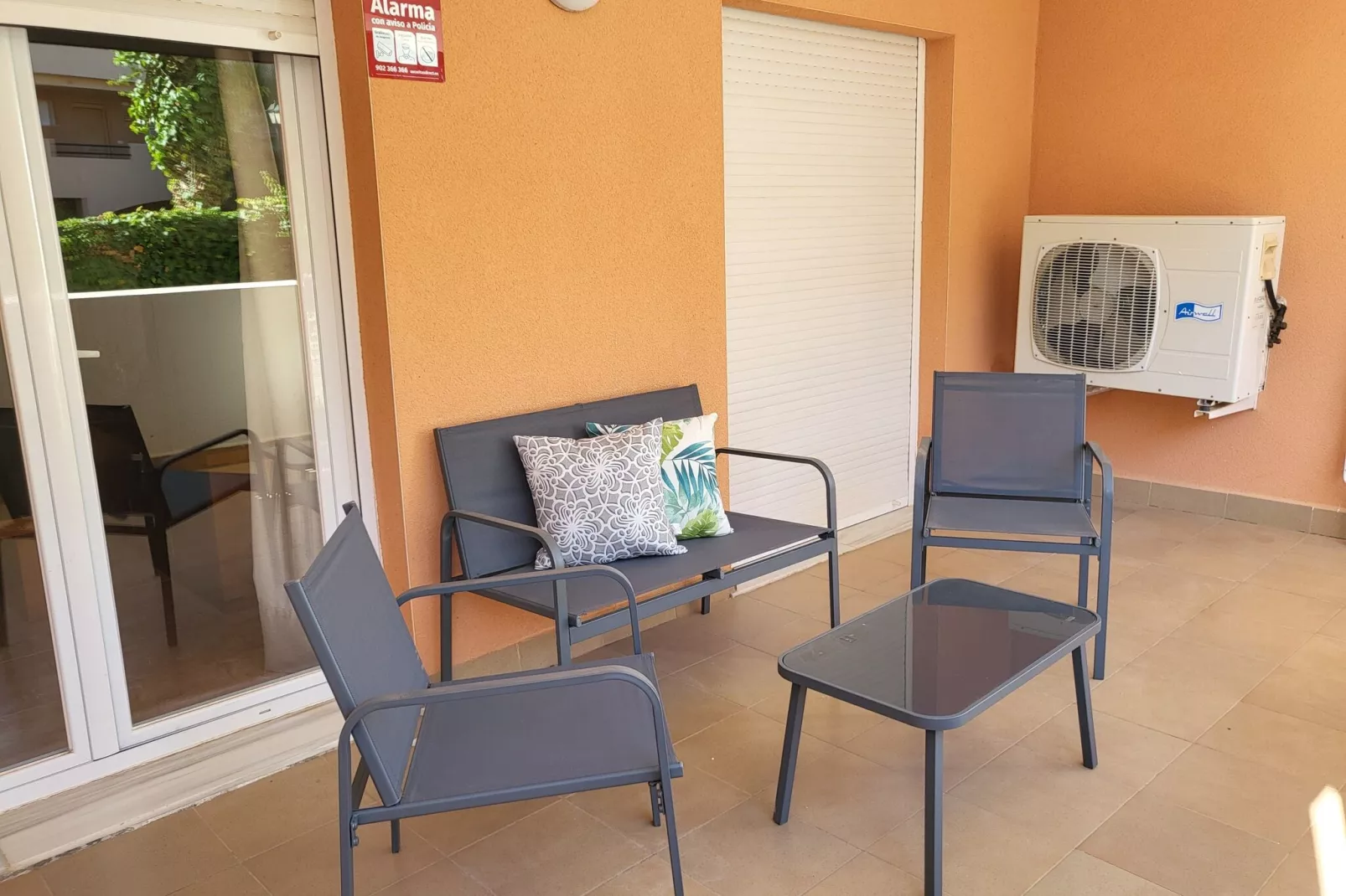 Bajo con terraza y acceso directo a piscina comunitaria-Terrace balcony
