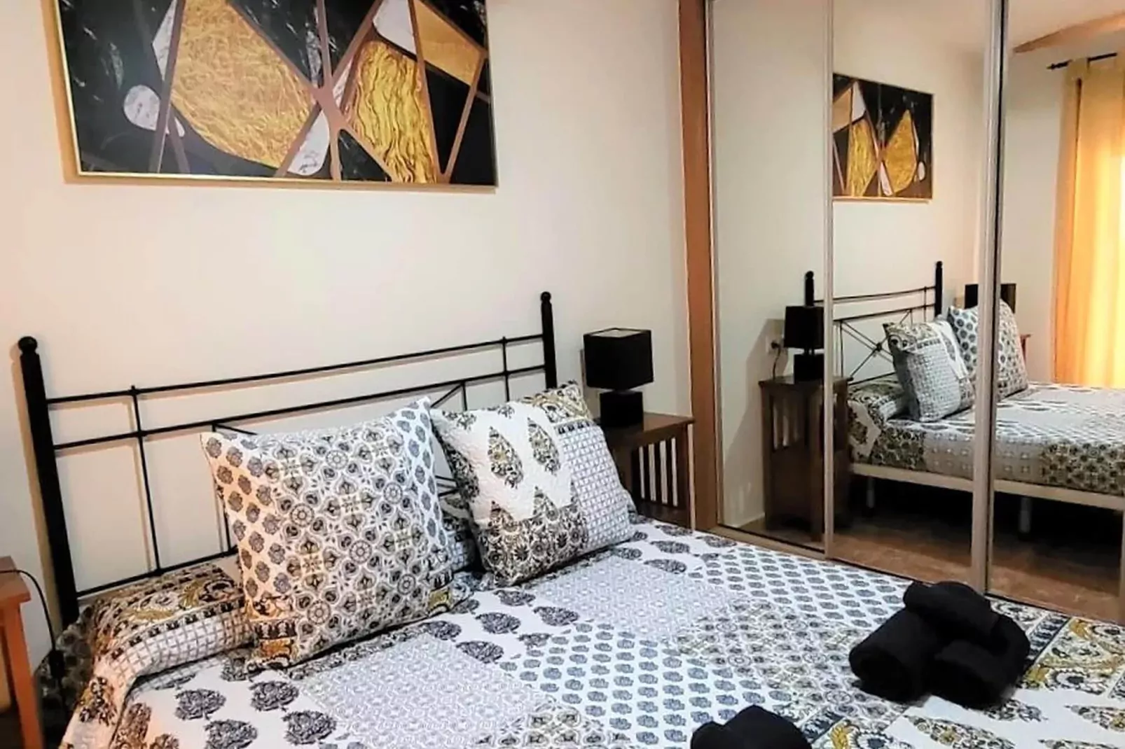 Bajo con terraza jardín y piscina privada-Bedroom