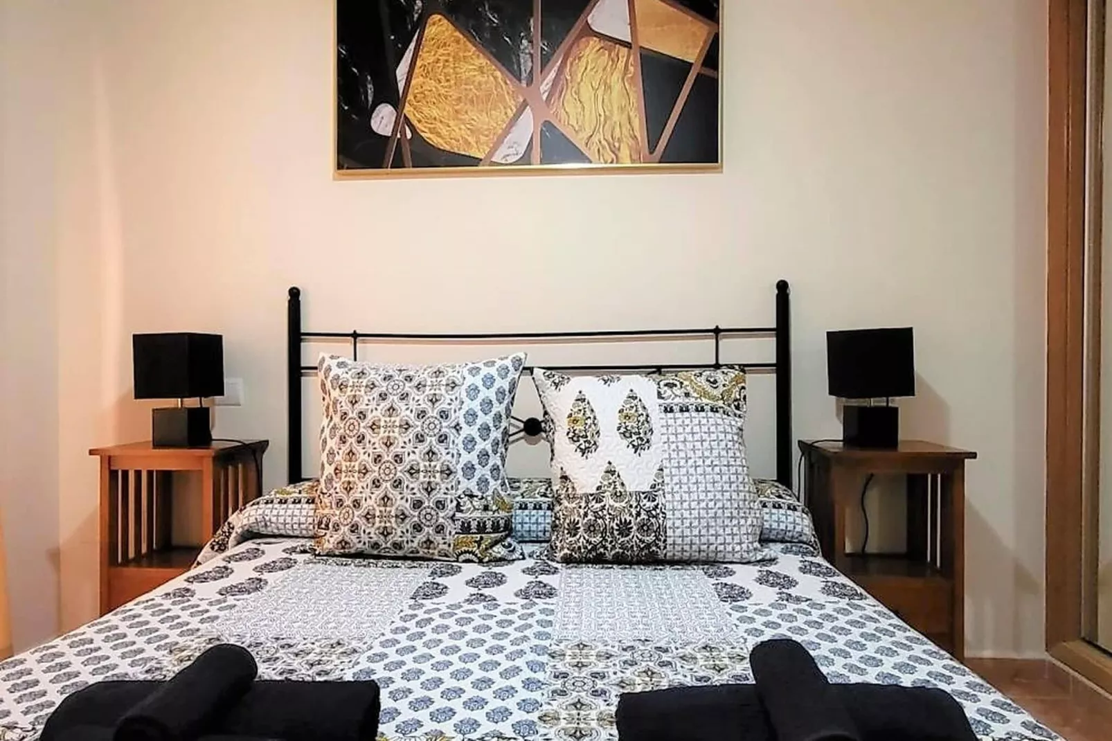 Bajo con terraza jardín y piscina privada-Bedroom