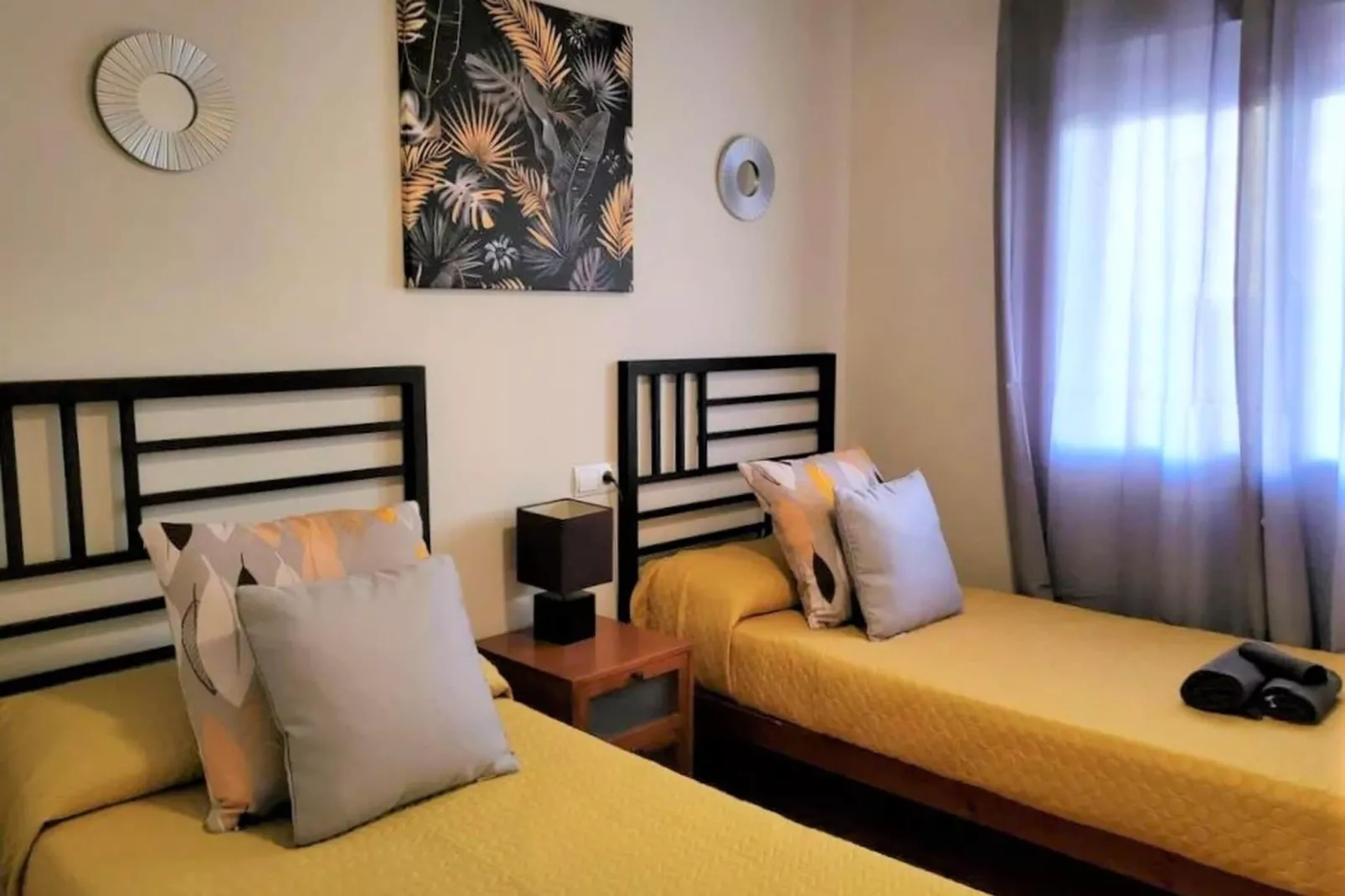 Bajo con terraza jardín y piscina privada-Bedroom