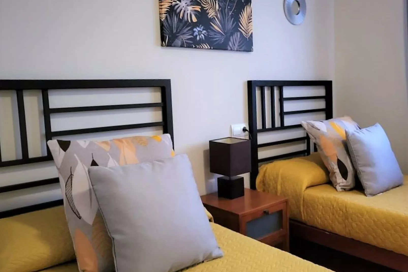Bajo con terraza jardín y piscina privada-Bedroom